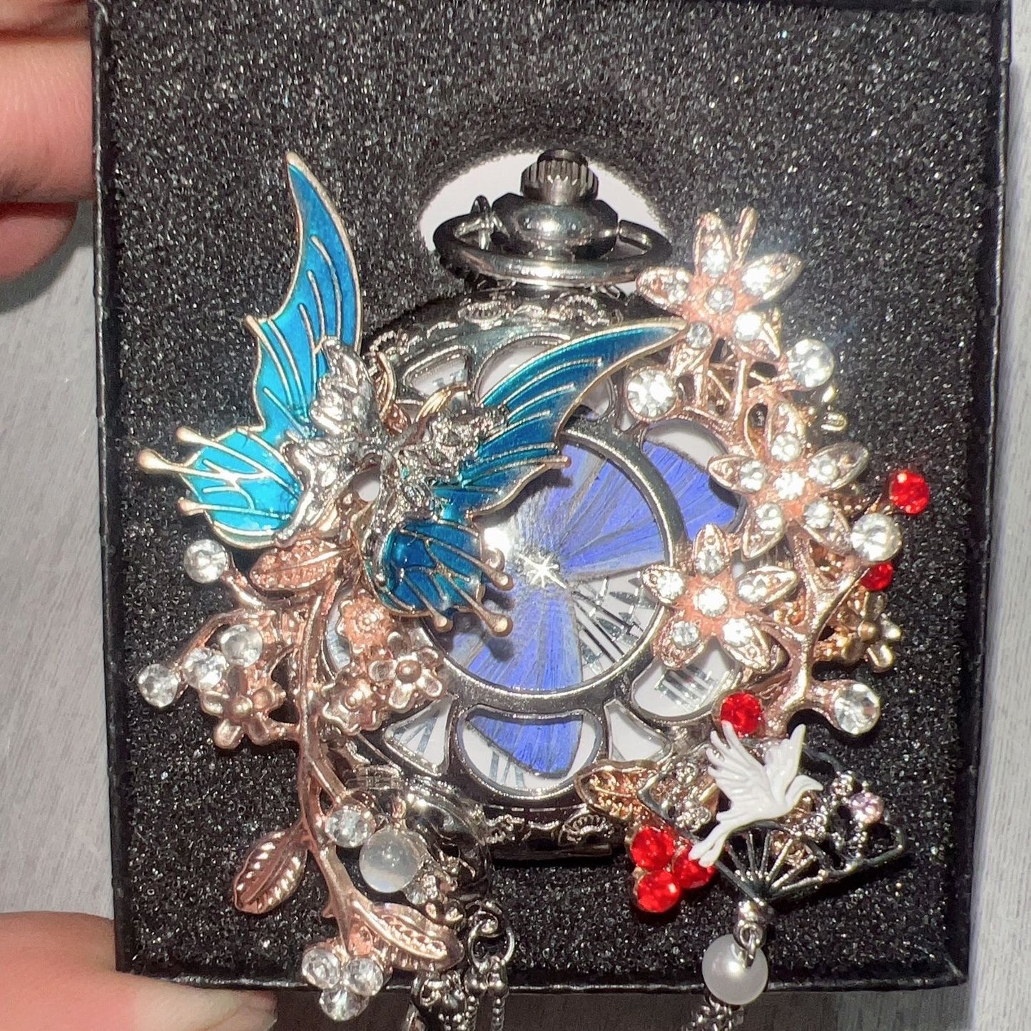 Relógio de bolso vintage com borboleta móvel