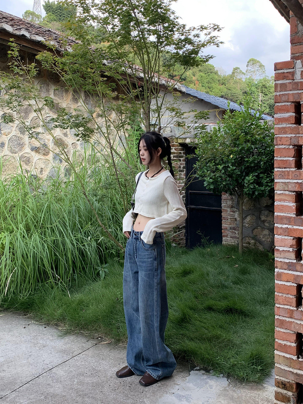 Calça de ganga de mulher de cintura alta e pernas largas 