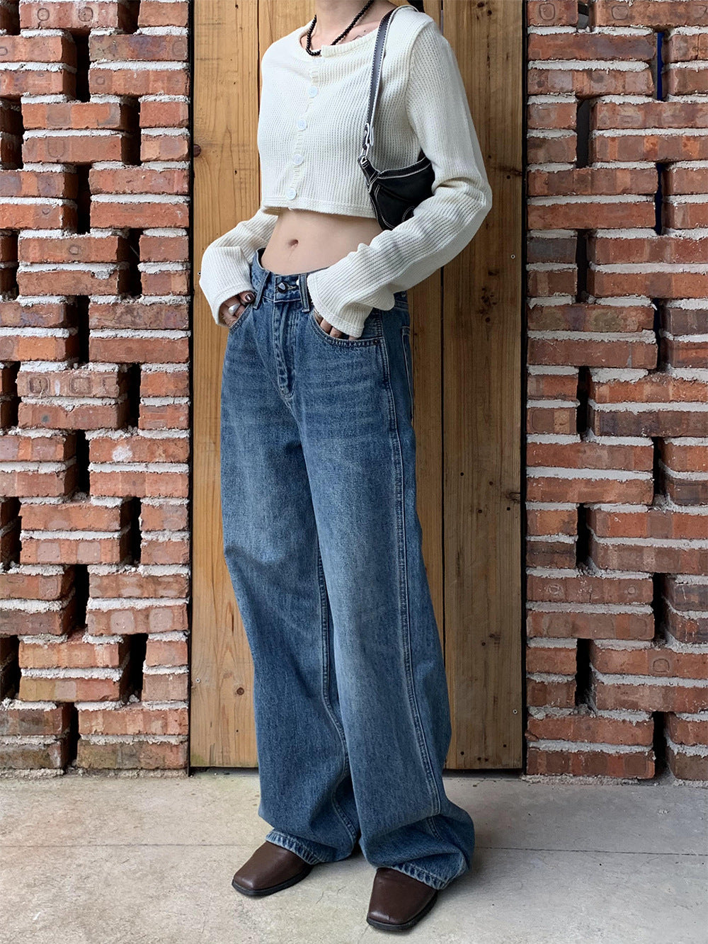 Calça de ganga de mulher de cintura alta e pernas largas 