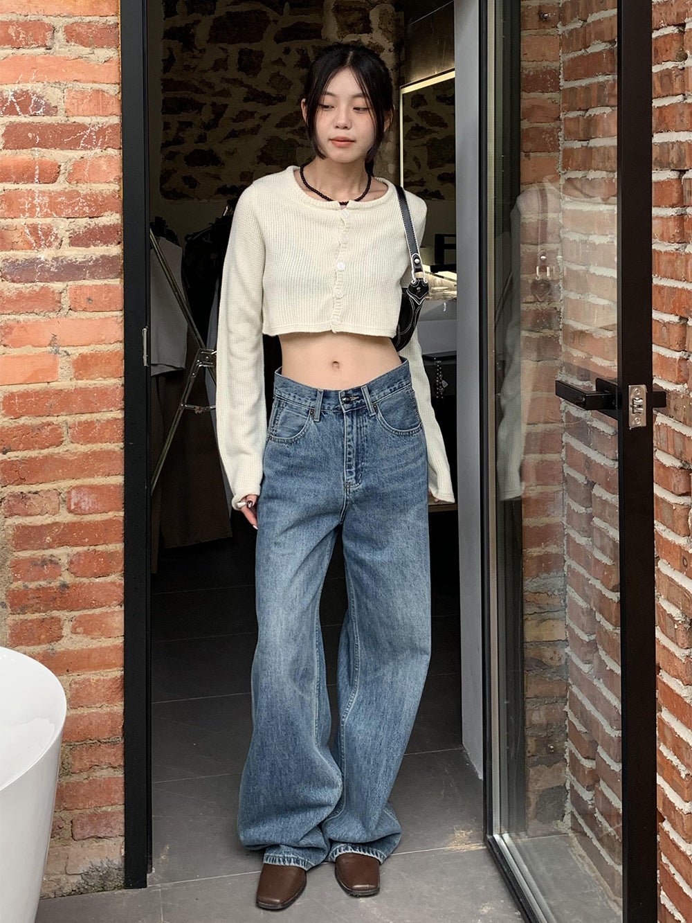 Calça de ganga de mulher de cintura alta e pernas largas 